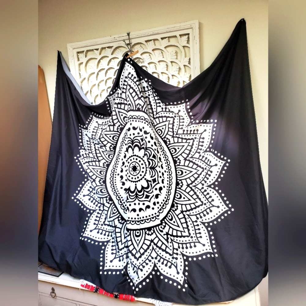 Black & White Henna Floral Design Wall Tapestry or Table Cloth NWOT